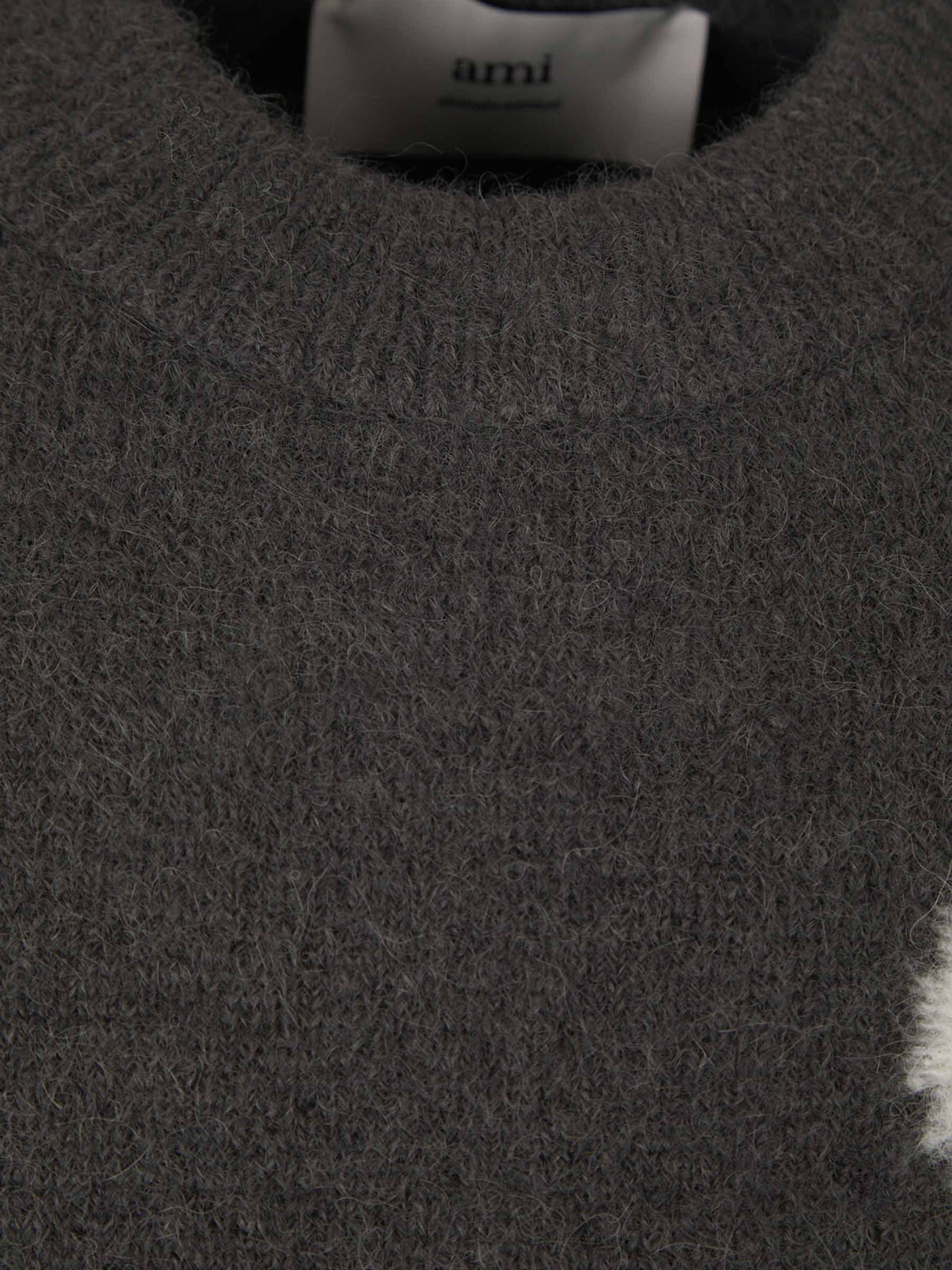 Grauer Friend-Pullover mit weißem Herz