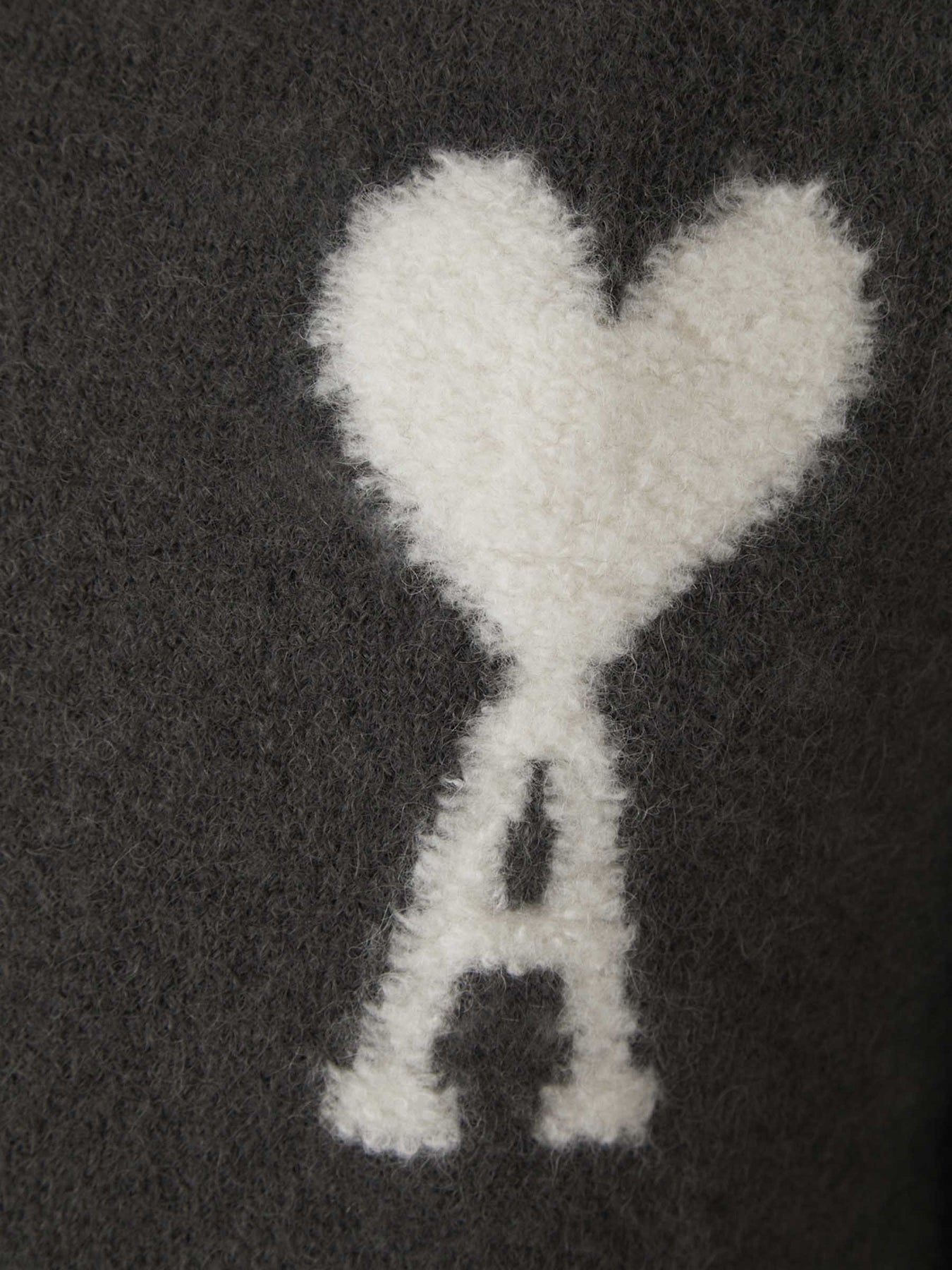 Grauer Friend-Pullover mit weißem Herz