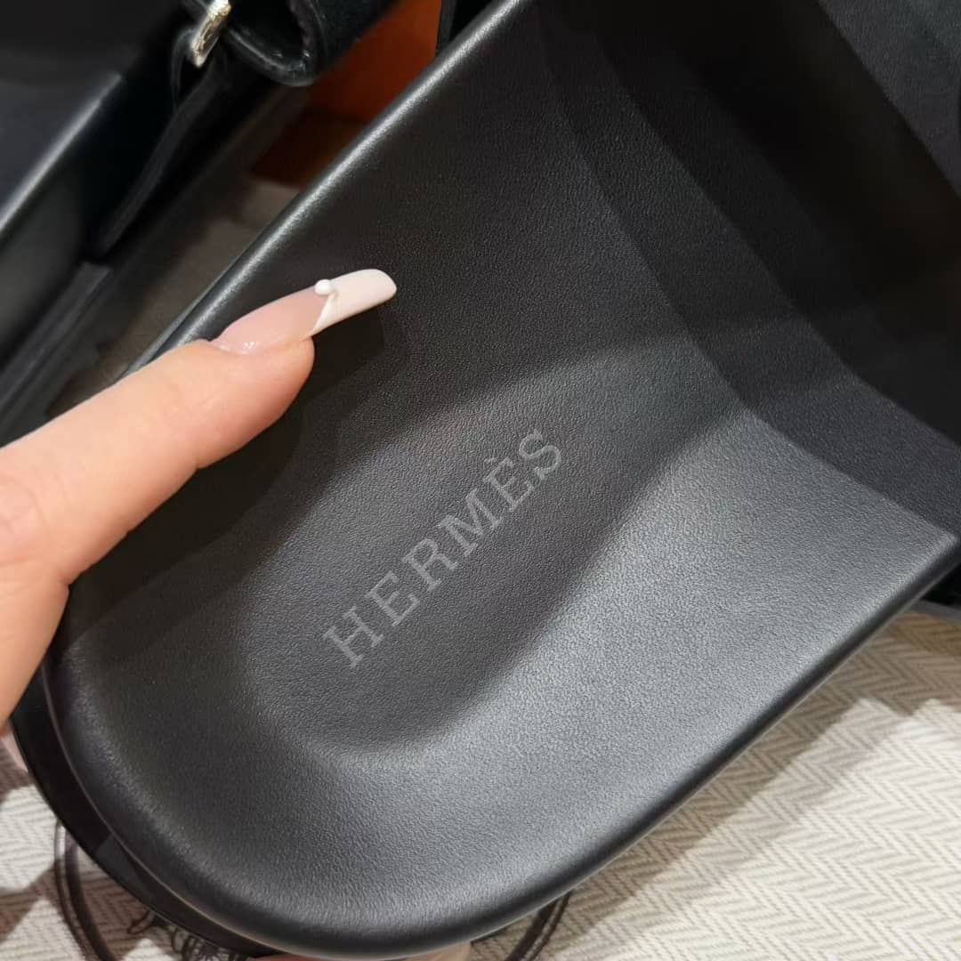 Hermès Cyprus Sandalen Schwarzes Ebenholz / Weiße Nähte