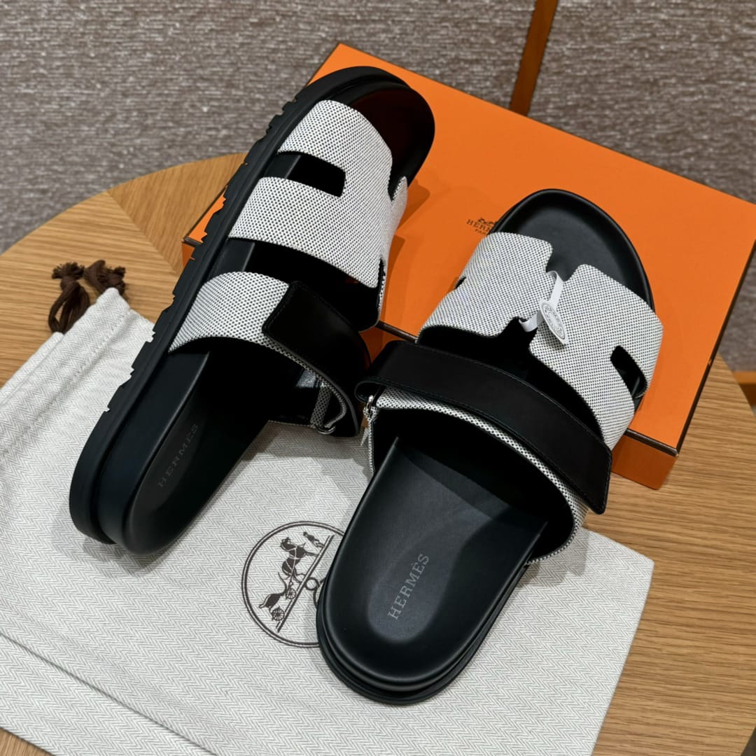 Hermès Zypern-Sandalen in Schwarz und Cremeweiß