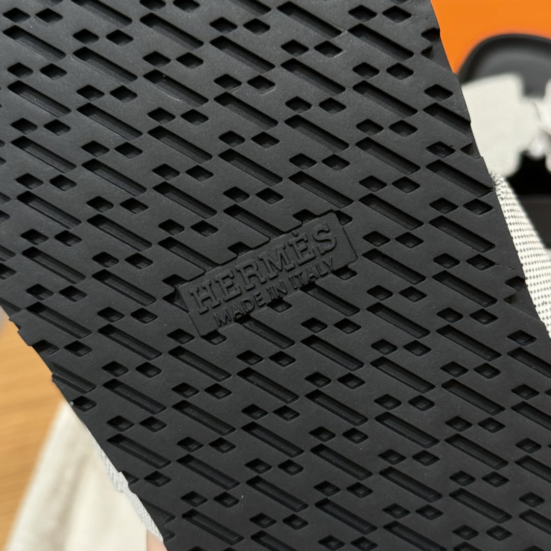 Hermès Zypern-Sandalen in Schwarz und Cremeweiß