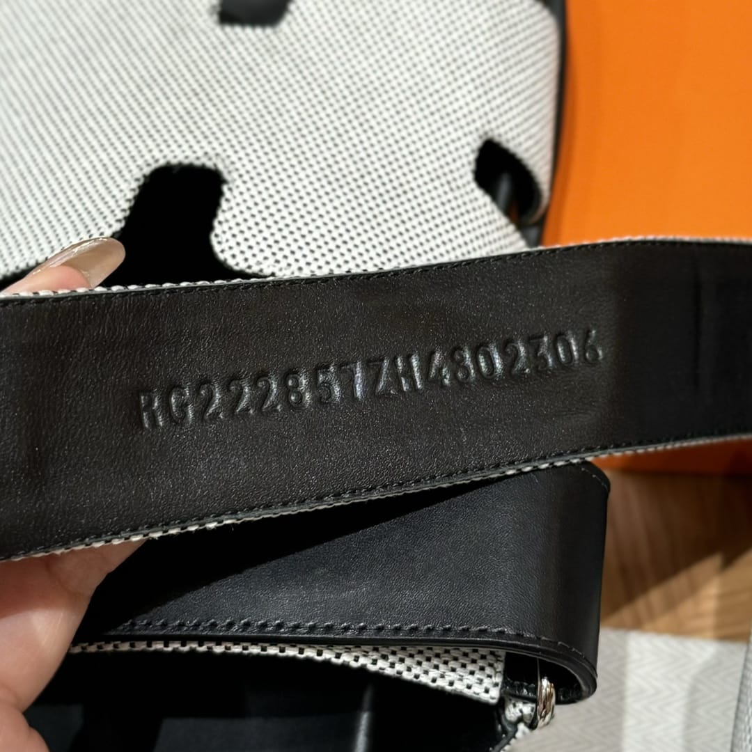 Hermès Zypern-Sandalen in Schwarz und Cremeweiß