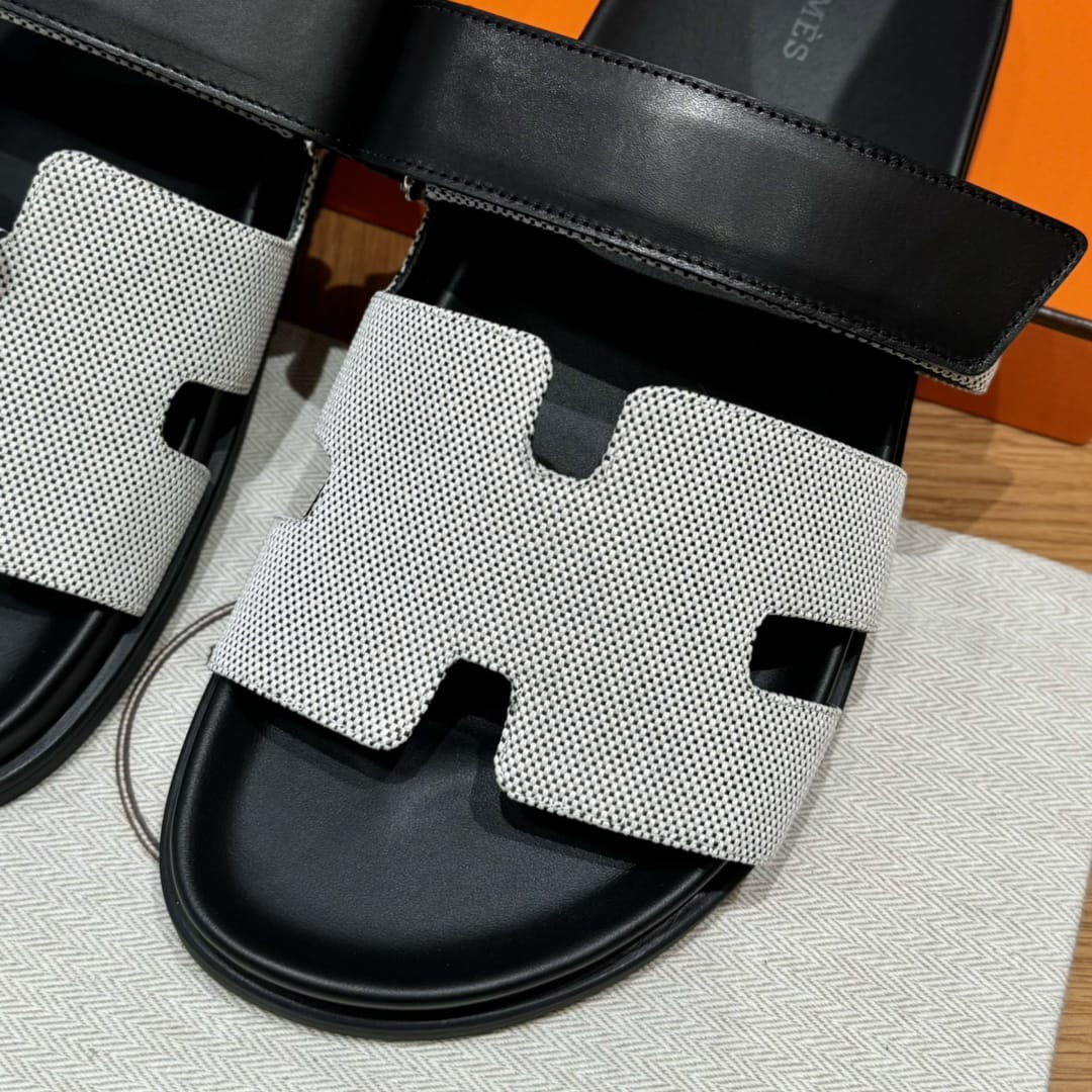 Hermès Zypern-Sandalen in Schwarz und Cremeweiß