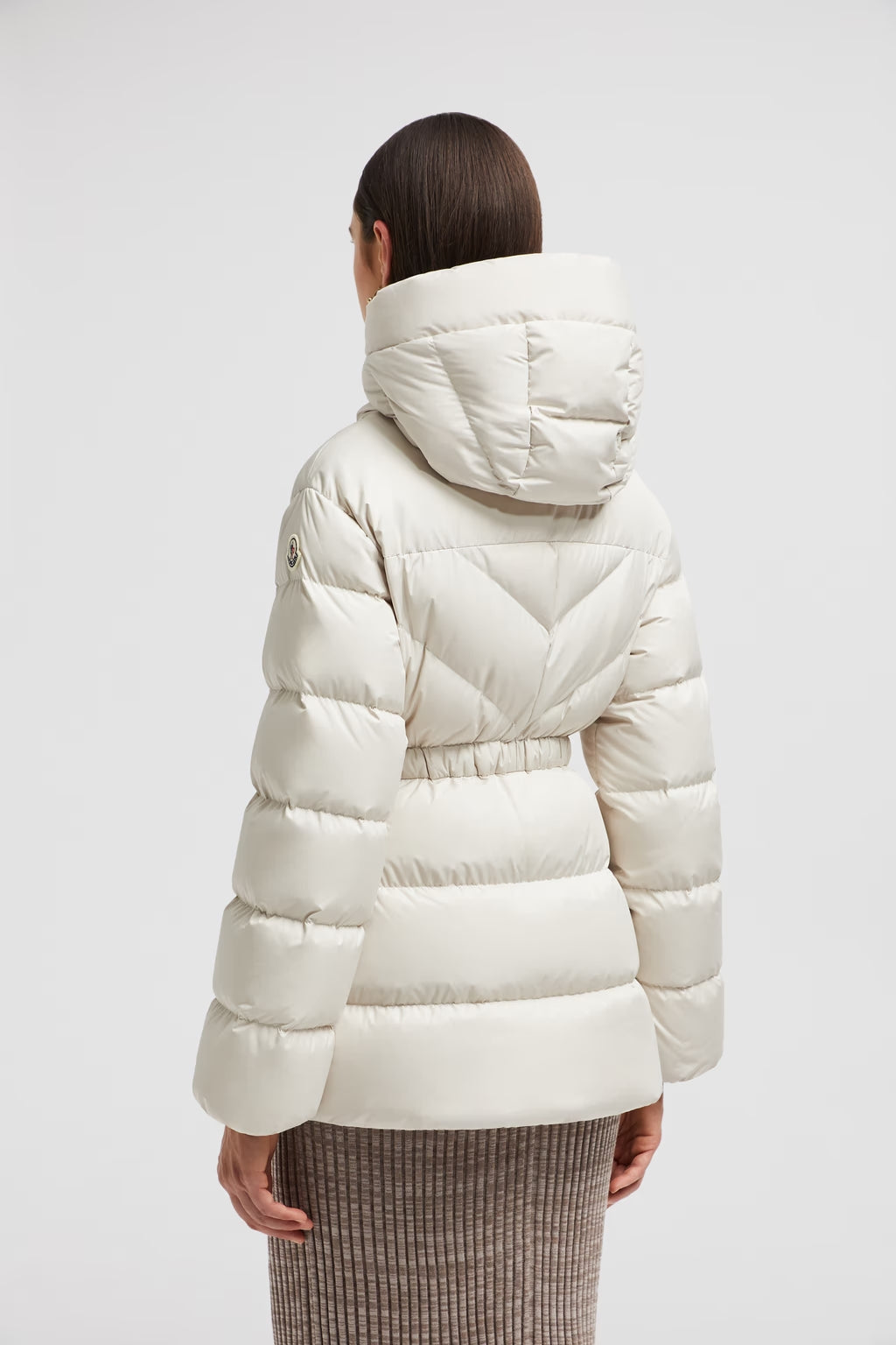 Moncler – Weiße kurze Daunenjacke mit Kapuze und diagonaler Steppung