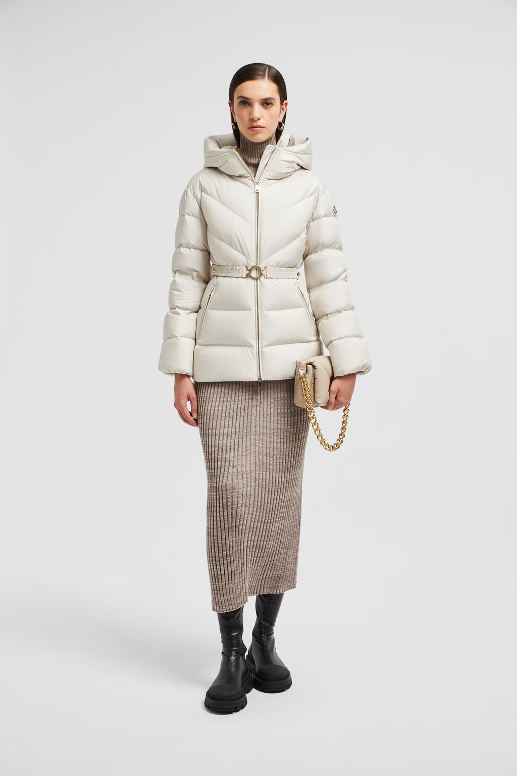 Moncler – Weiße kurze Daunenjacke mit Kapuze und diagonaler Steppung