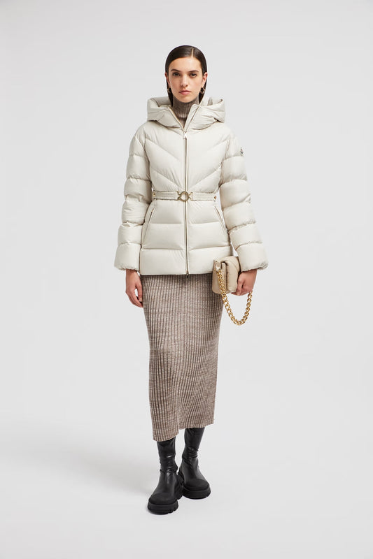 Moncler – Weiße kurze Daunenjacke mit Kapuze und diagonaler Steppung