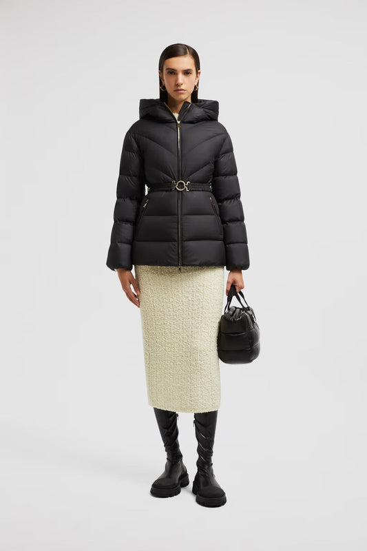 Moncler Schwarze, diagonal gesteppte kurze Daunenjacke mit gebürsteter Kapuze