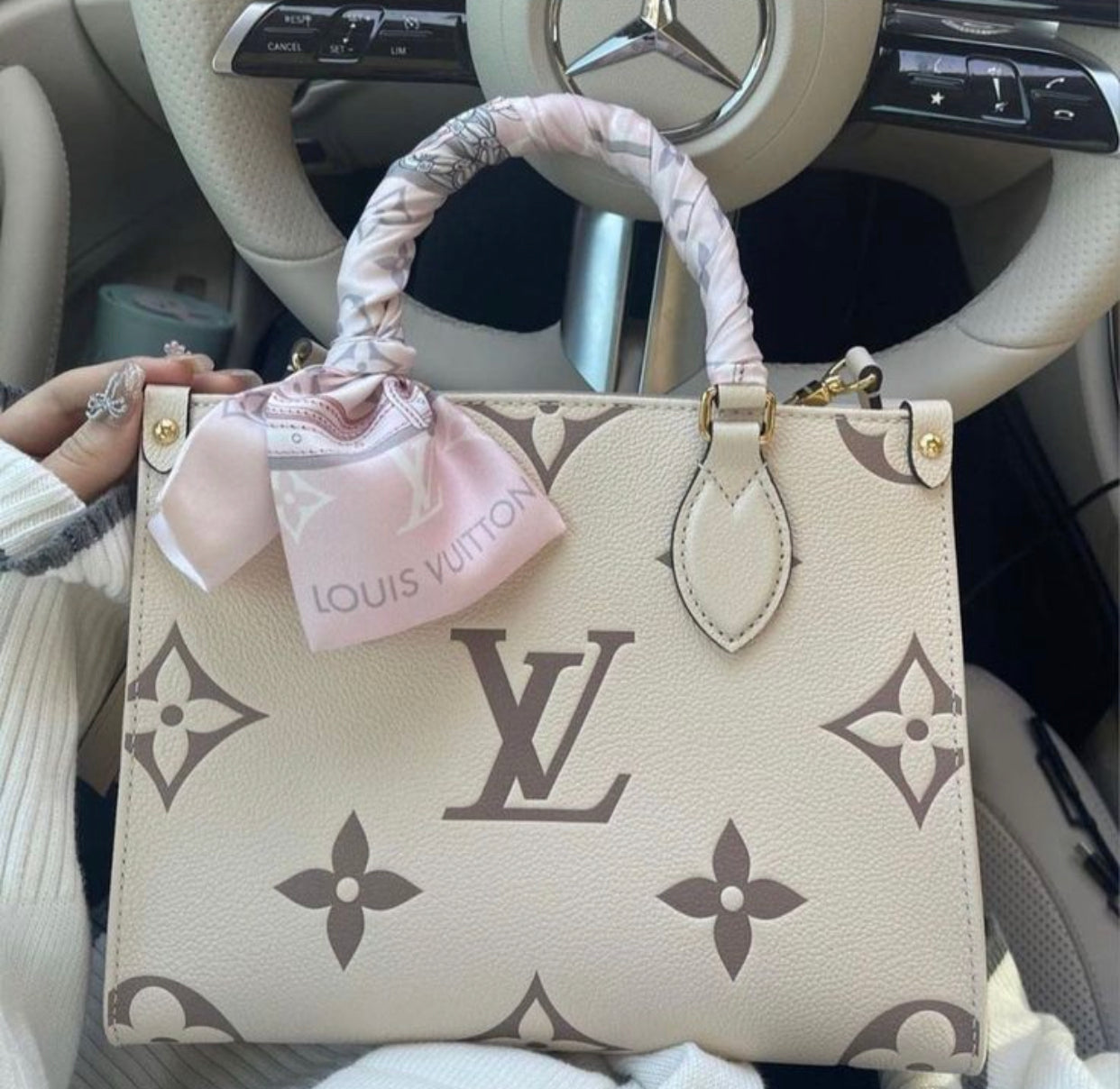 Cabas Louis Vuitton Onthego PM Beige