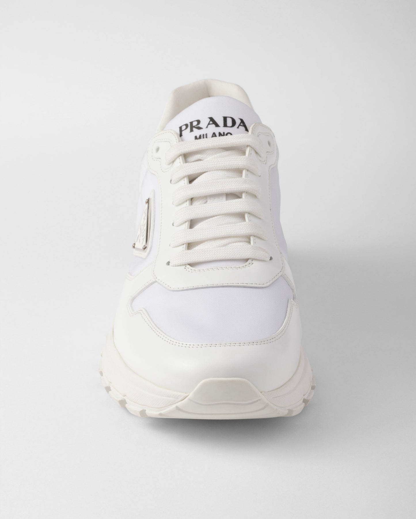 Prada – Weiße Sneakers aus gebürstetem Leder 
