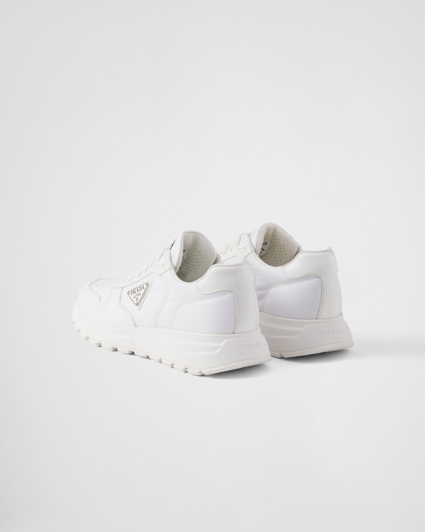 Prada – Weiße Sneakers aus gebürstetem Leder 