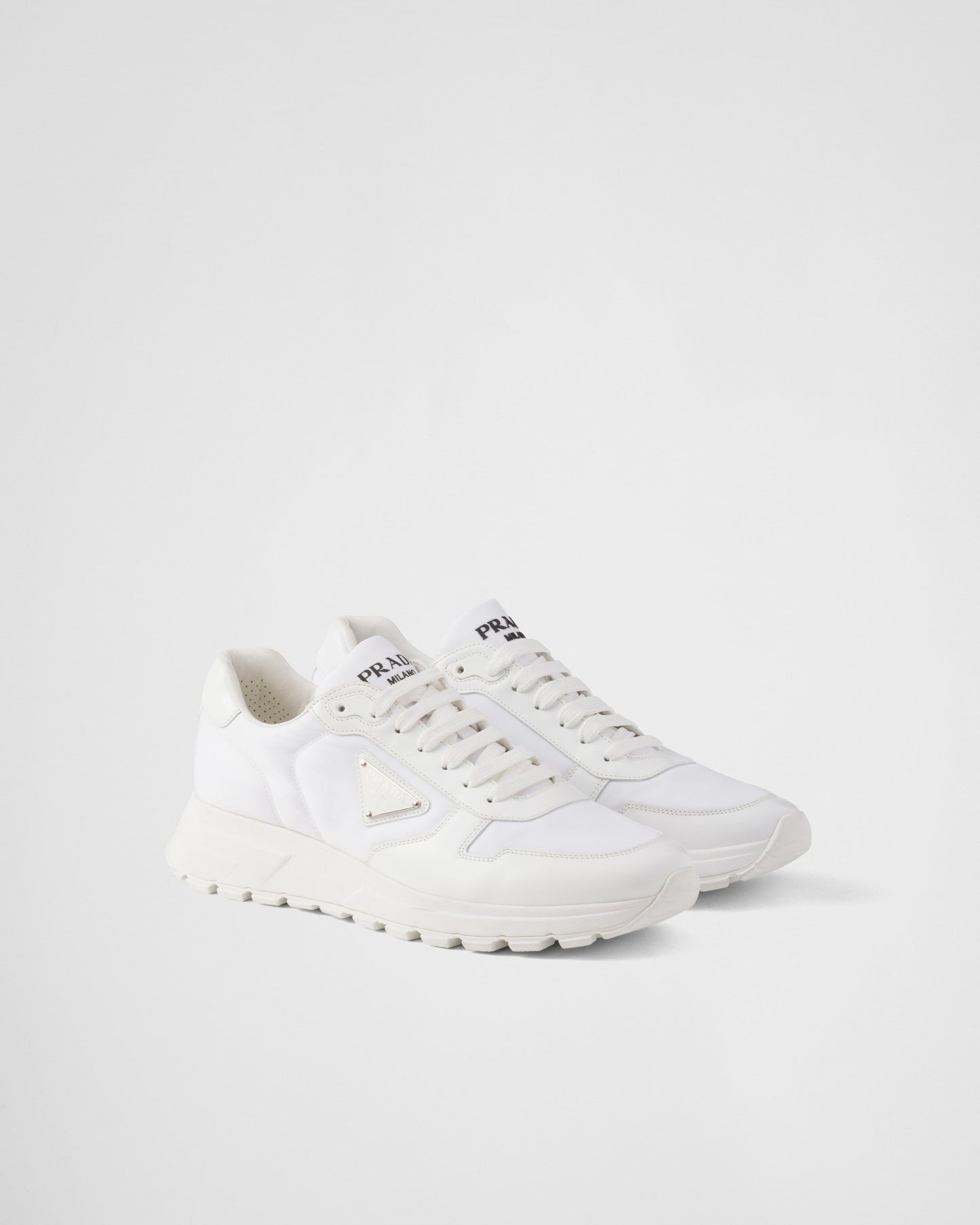 Prada – Weiße Sneakers aus gebürstetem Leder 