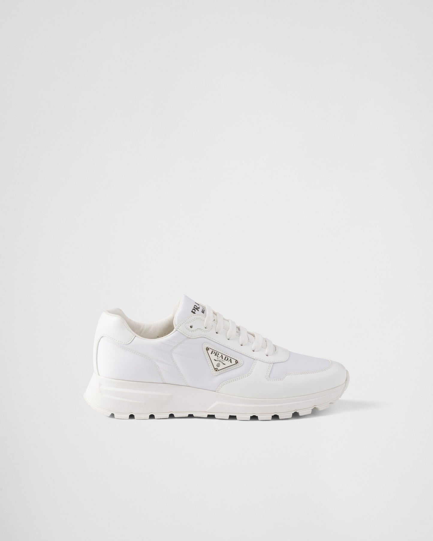 Prada – Weiße Sneakers aus gebürstetem Leder 