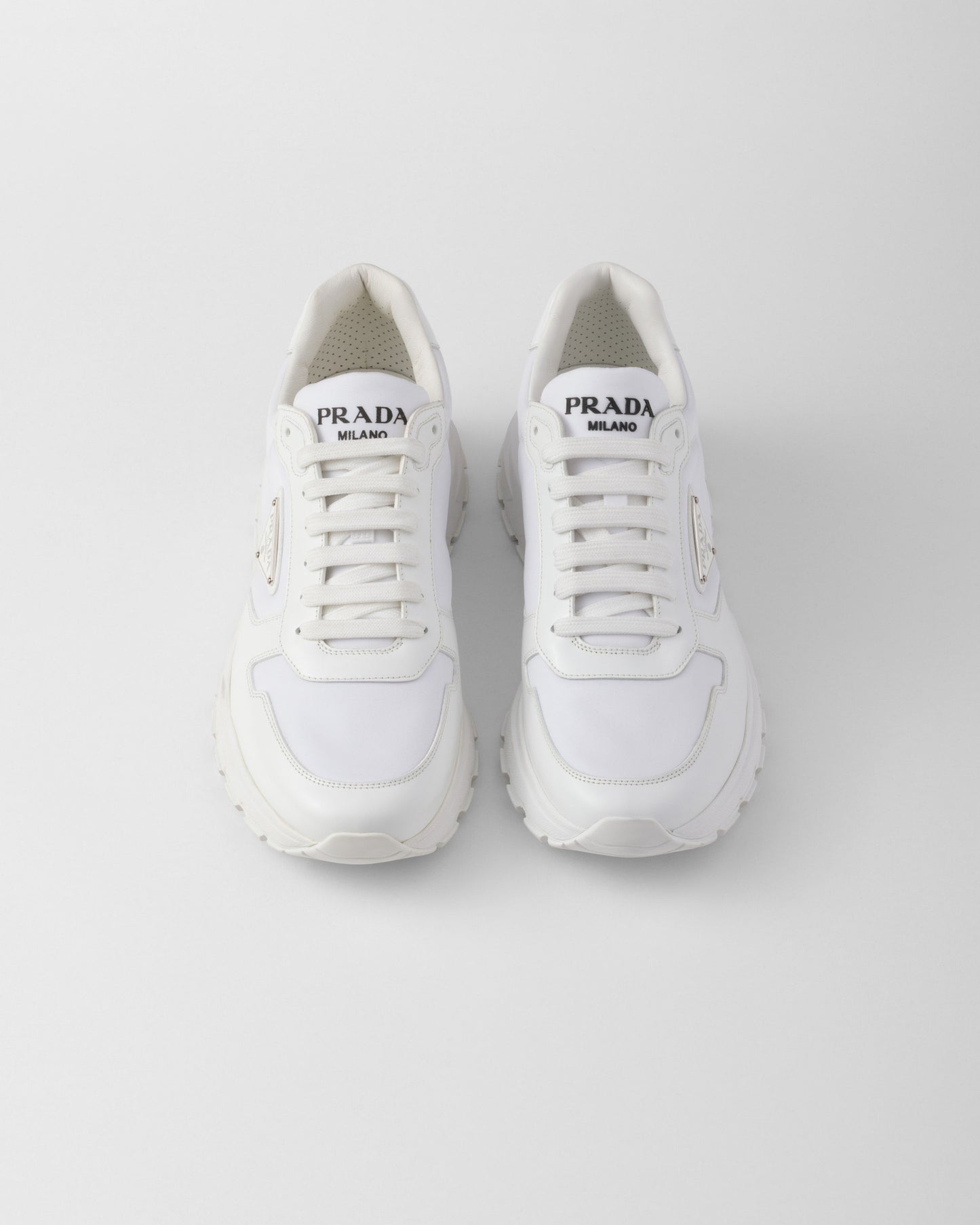 Prada – Weiße Sneakers aus gebürstetem Leder 