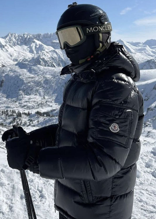 Moncler Maya Schwarze kurze Daunenjacke mit Kapuze