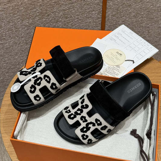 Hermès Zypern-Sandalen mit weißem Leopardenmuster