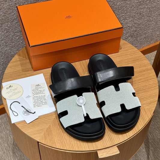 Hermès Zypern-Sandalen in Schwarz und Cremeweiß